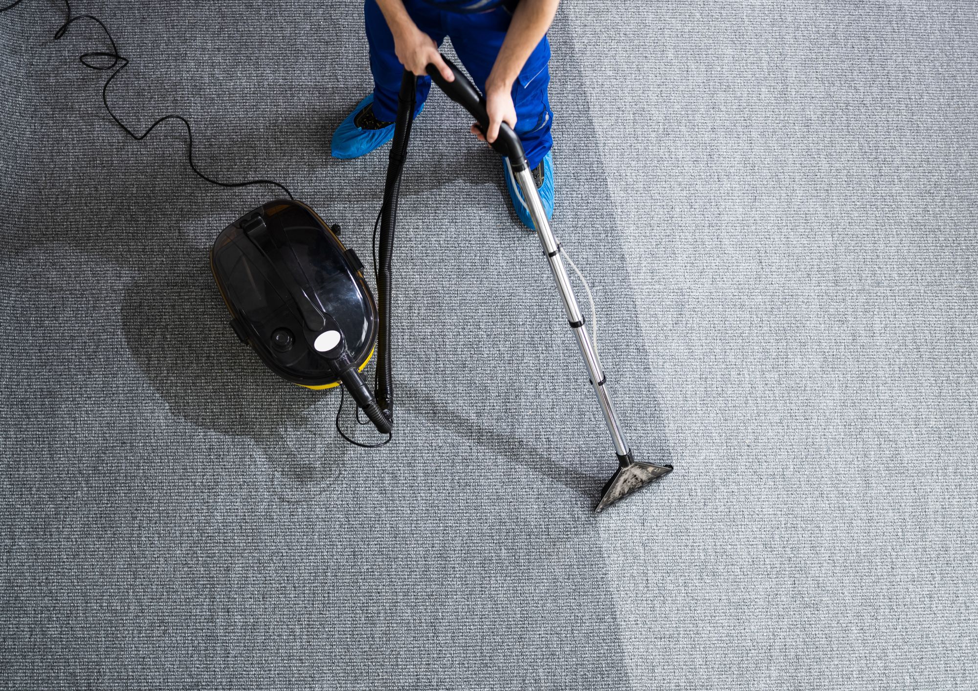 איך לנקות שטיח מסריח? פתרונות שעובדים באמת