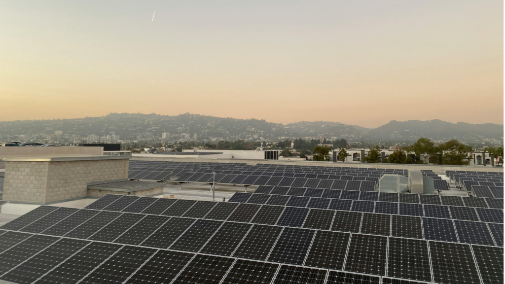 תיקון מערכת סולארית בבניין משותף