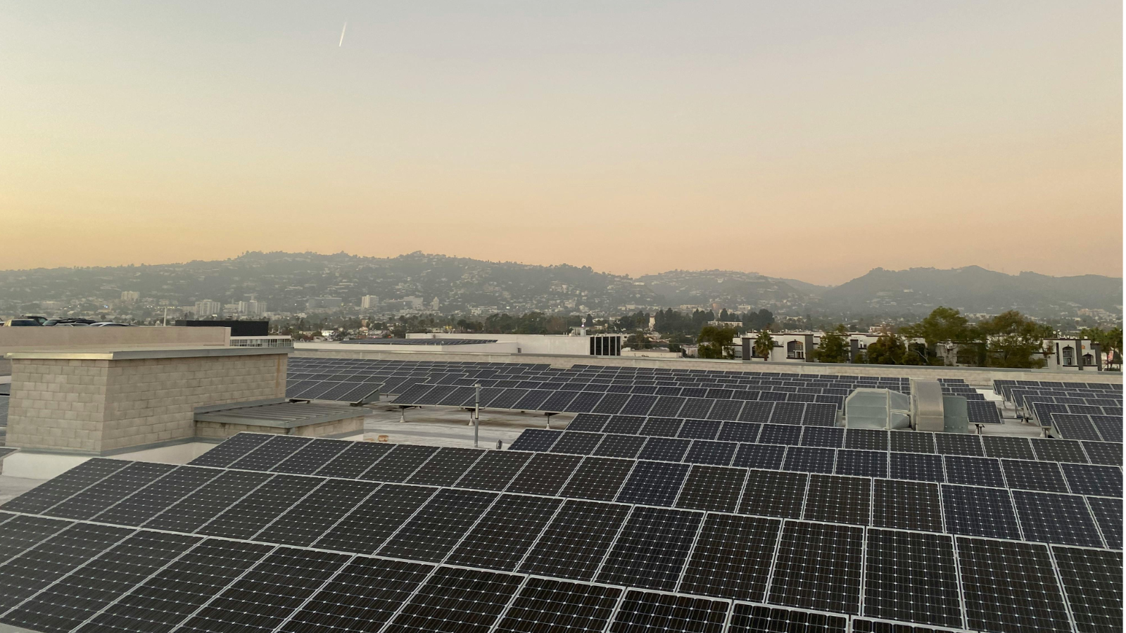 תיקון מערכת סולארית בבניין משותף