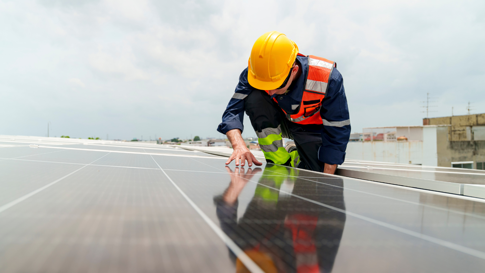 תיקון מערכת סולארית בבניין משותף